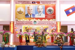 A performance by students of the Nguyen Du Lao-Vietnamese bilingual school in Vientiane. (Photo: VNA)