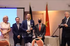 Vietnamese Ambassador to Belgium Nguyen Van Thao (second from the left) hands over the trophy to the winning golfer (Photo: VNA)