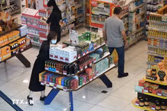 People shop at a supermarket in Singapore (Photo: AFP/VNA)