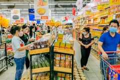 People shop at a supermarket in Hanoi. (Photo: VNA)