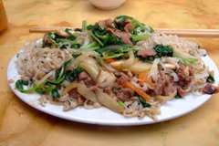 Pho tron is a salad with meat (beef or chicken) and noodles, according to TasteAtlas, (Photo: titc.vn)