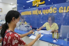 A buyer can buy one to two taels of gold to ensure supply for all customers. (Photo: VNA)