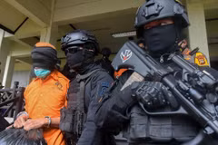 Indonesia crackdowns on bombing plot