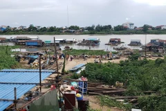 Vietnamese-Cambodians obey notice on relocating floating houses