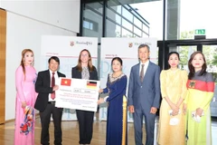 Vietnamese expats in Germany donate to support flood victims in German localities