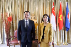 Vietnamese Ambassador to Singapore Tao Thi Thanh Huong (right) and Jordanian Ambassador to Singapore and Vietnam Mahmoud Hmoud in their meeting on February 23. (Photo: VNA)