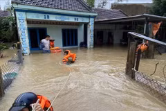 Emergency relief provided for flood-hit people in Binh Dinh, Phu Yen