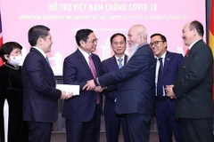 PM meets Vietnamese community in UK