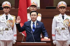 NA Chairman Vuong Dinh Hue takes oath