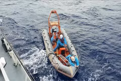 Rescue vessel SAR 412 saves fisherman suffering stroke in Truong Sa archipelago