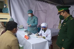 Vietnamese, Lao military doctors provide medical checkup for border residents