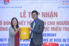 UNPFA presents aid to senior citizens in flood-hit central provinces