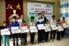 Quang Nam: SonKim Land presents flood-hit students with scholarships