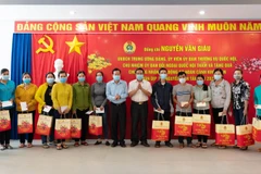  Gifts presented to needy workers ahead of Tet