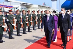 President Nguyen Xuan Phuc arrives in Vientiane