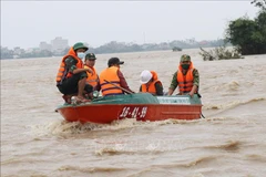 Phu Yen receives water purifiers in support of flood-hit residents 