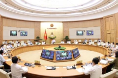 PM urges localities to persistently pursue dual goals