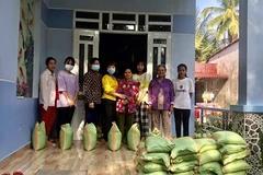 Tet gifts presented to poor families in Dong Nai, Hau Giang