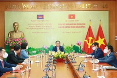 Vietnamese, Cambodian Parties boost cooperation in information, education