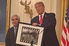 Photographer behind ‘napalm girl’ photo awarded US’s National Medal of Arts 