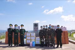 Dien Bien presents aid to armed forces of Lao provinces