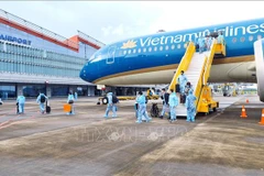Van Don airport welcomes over 300 passengers from France with “vaccine passport”