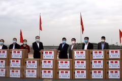 Chinese locality presents medical supplies to Quang Ninh