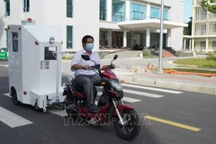 University students make a cabin to transport COVID-19 patients