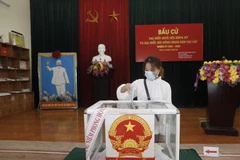 A voter casts her vote at Electoral Unit No.2 in Tu Nhien commune, Hanoi's Thuong Tin district on May 23. (Photo: VNA)