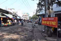 HCM City districts consider fixed areas for street vendors