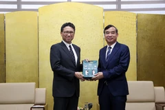 Chairman of the People’s Committee of Da Nang Le Trung Chinh (R) and Japanese Consul General in Da Nang Mori Takero at their meeting on June 19. (Photo: VNA)