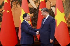 PM Pham Minh Chinh (L) and Chinese Party General Secretary and President Xi Jinping (Photo: VNA)