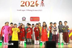 An art performance by children of multi-cultural families. (Photo: VNA)