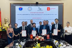 Delegates sign a Memorandum of Understanding on improving the quality of examinations and treatments of chronic diseases in Vietnam until 2026. (Photo: VNA)