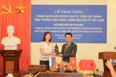 Dr. Tran Chi Thanh (R) has been the first person in Southeast Asia to be awarded the statue of Academician Igor Kurchatov for his contribution to the promotion of the development of the nuclear energy industry. (Photo: www.most.gov.vn)