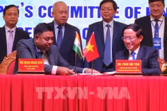 Representatives of the Binh Dinh provincial People’s Committee and the Indian General Consulate in Ho Chi Minh City sign an MoU for cooperation at the conference. (Photo: VNA)