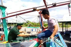 A border guard inspects a fishing boat's loss of connection (Photo: VNA)