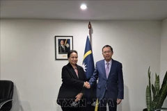 Ambassador to Australia and Nauru Dang Hung Tam (R) and Nauru High Commissioner to Australia Camilla Solomo at their meeting on June 13. (Photo: VNA)