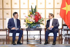 Vietnamese Prime Minister Pham Minh Chinh (right) and Chairman of the Dalian Locomotive and Rolling Stock Co. Ltd. (CRRC) Sun Rongkun at their meeting in Dalian city in China’s Liaoning province on June 24. (Photo: VNA)