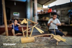 Villagers of Thach Xa village, near Tay Phuong pagoda in Thach That district, Hanoi, create beautiful bamboo dragonflies, which are simple, familiar, yet captivating creations. (Photo: VietnamPlus)
