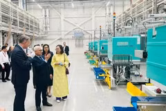 Secretary of the Binh Duong provincial Party's Committee Duong Van Loi (central) visits LEGO Manufacturing Vietnam Co. Ltd. (Photo: VNA)