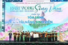 The organising board presents the first prize worth 100 million VND (3,950 USD) for LB Project team (Photo: VNA)