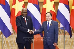 National Assembly Chairman Tran Thanh Man (R) welcomes President of the National Assembly of People’s Power Esteban Lazo Hernandez in Hanoi on November 2 (Photo: VNA)