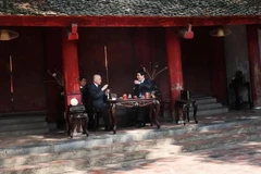 State President Luong Cuong (R) and Cambodian King Preah Bat Samdech Preah Boromneat Norodom Sihamoni enjoy tea at the Temple of Literature (Photo: VNA)