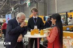 Philippe Juglar, President of AVPA, tastes Vietnamese tea. (Photo: VNA)