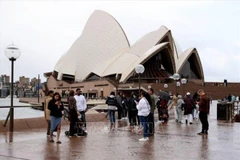 Tourists visit Sydney Opera House on June 17, 2024 - Illustrative image (Photo: Getty images/VNA)