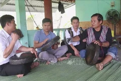 Ha Viet Sy (R) from Thanh An commune, Minh Long district teaches others to play gongs (Photo: VNA)