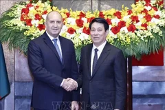 President Luong Cuong (R) welcomes Bulgarian President Rumen Radev (Photo: VNA)
