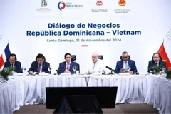 Prime Minister Pham Minh Chinh (third from left) attends the Dominican Republic-Vietnam Business Dialogue (Photo: VNA)