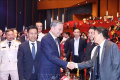 Party General Secretary To Lam shakes hands with a delegate at the meeting. (Photo: VNA)